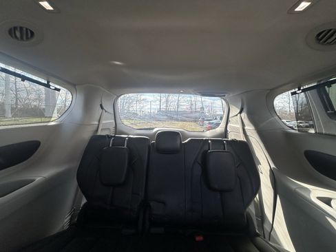 Used 2017 Chrysler Pacifica Touring-L image 32