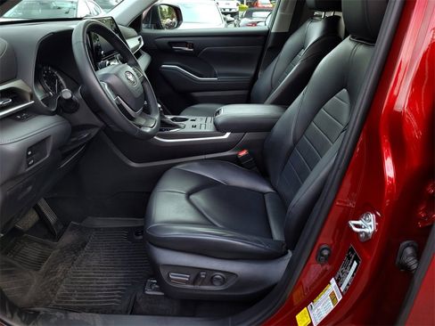 Used 2022 Toyota Highlander XLE image 18