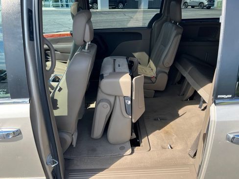 Used 2013 Chrysler Town & Country Touring-L w/ Driver Convenience Group FWD image 25
