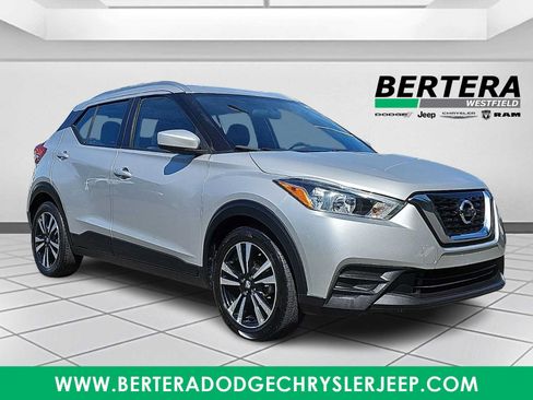 Used 2019 Nissan Kicks SV FWD image 1