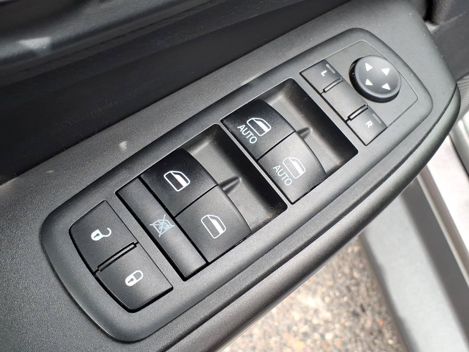 Used 2019 Jeep Cherokee Trailhawk w/ Comfort/Convenience Group AWD/4WD image 18