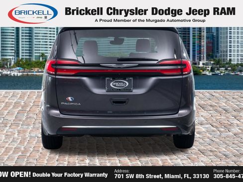 Used 2023 Chrysler Pacifica Touring-L FWD image 6