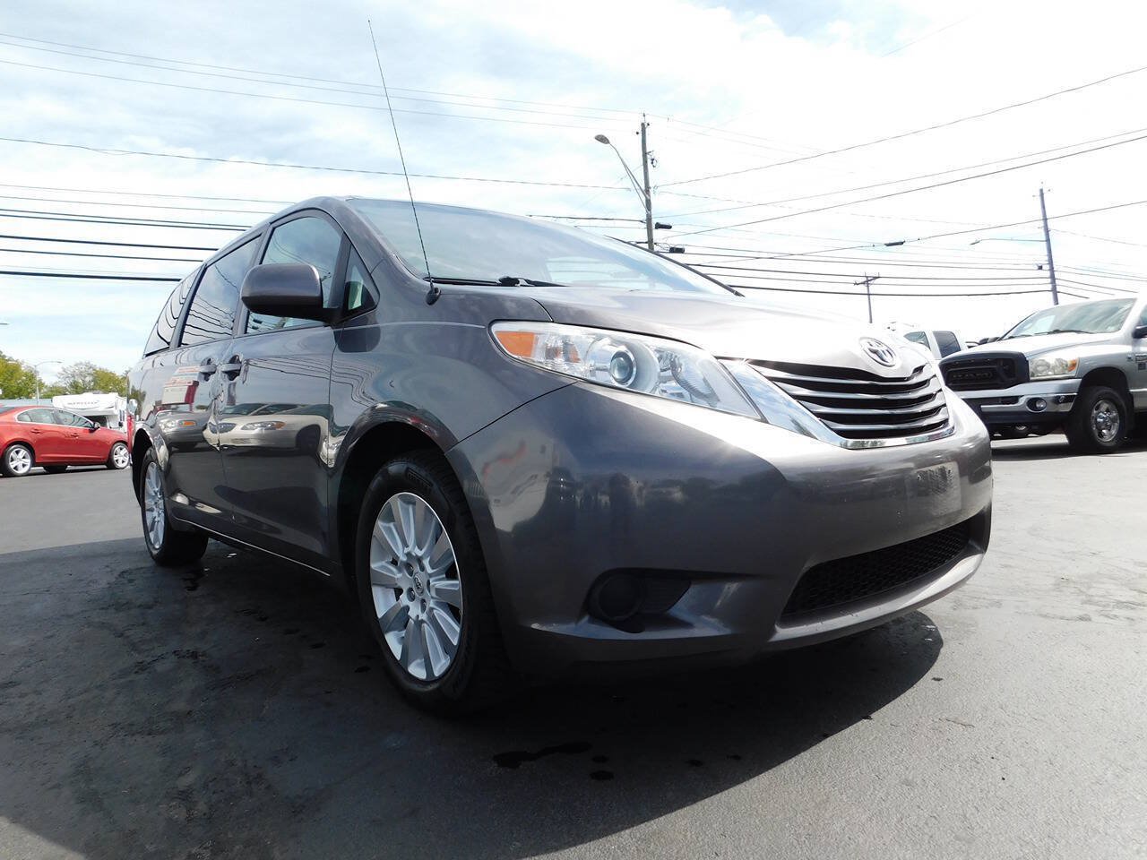 Used 2012 Toyota Sienna LE w/ Towing Pkg AWD/4WD image 2