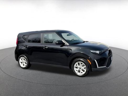 Used 2025 Kia Soul LX w/ LX Technology Package image 2