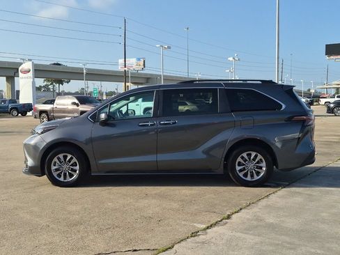 Used 2025 Toyota Sienna XLE FWD image 3