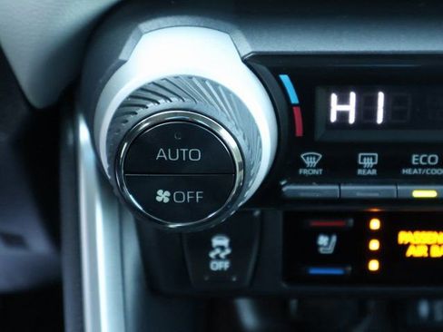 Used 2019 Toyota RAV4 Limited image 32