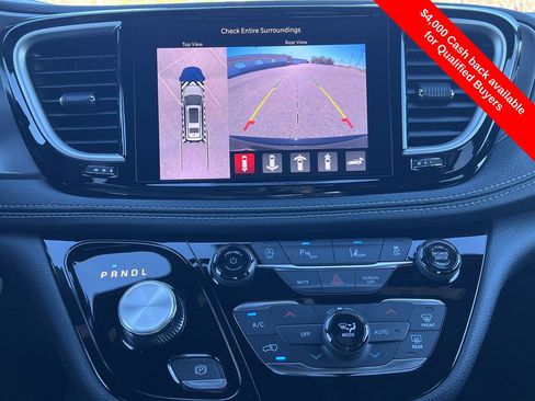 New 2026 Chrysler Pacifica Select image 3