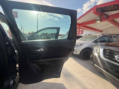 Used 2016 Jeep Cherokee Sport FWD image 10