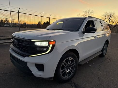 Used 2025 Ford Expedition Active image 3