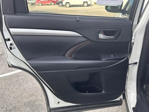 Used 2017 Toyota Highlander XLE image 15