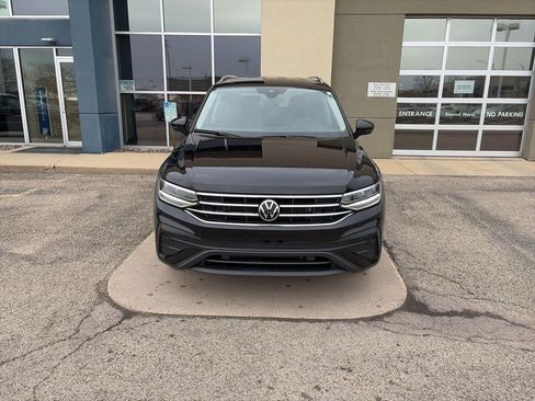 Used 2024 Volkswagen Tiguan SE image 3