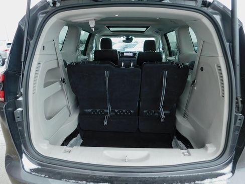 Used 2023 Chrysler Pacifica Limited image 13