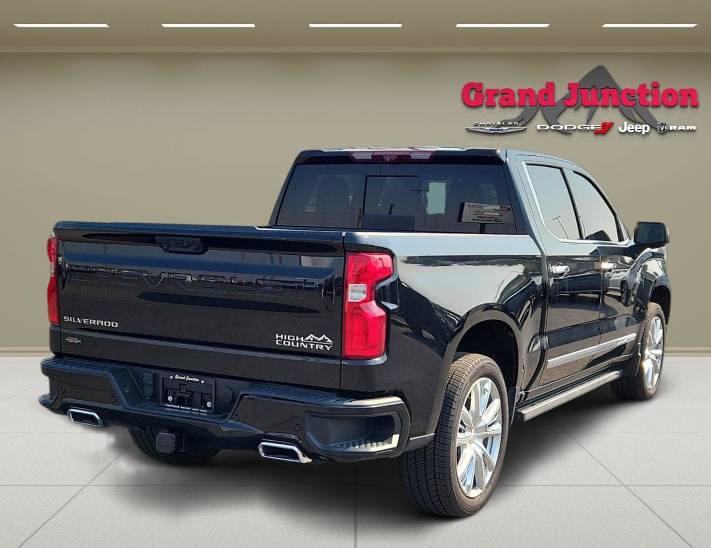 Used 2023 Chevrolet Silverado 1500 High Country w/ High Country Premium Package AWD/4WD image 4