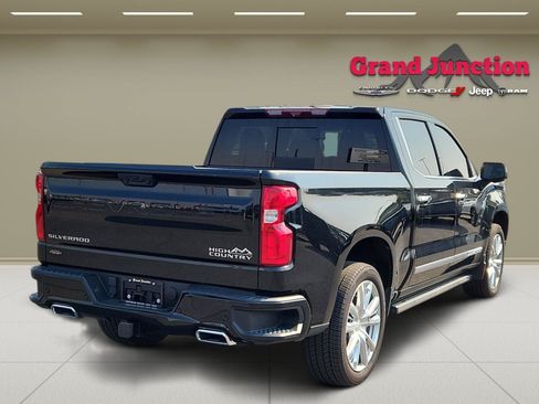 Used 2023 Chevrolet Silverado 1500 High Country w/ High Country Premium Package AWD/4WD image 4