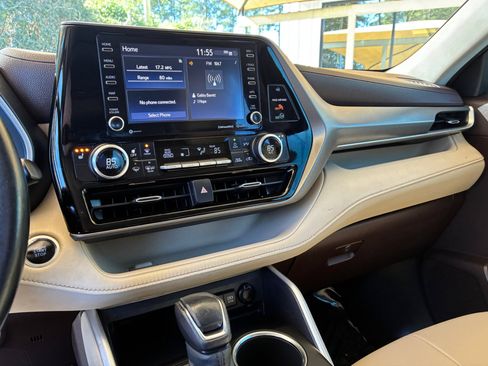 Used 2020 Toyota Highlander XLE image 18
