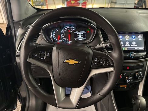 Used 2022 Chevrolet Trax LT w/ LT Convenience Package image 12
