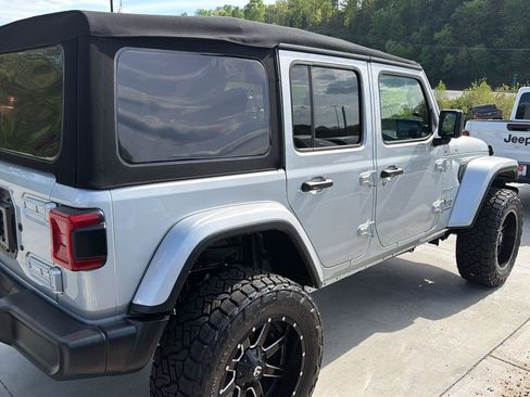 Used 2024 Jeep Wrangler Unlimited Sahara w/ Technology Group AWD/4WD image 3