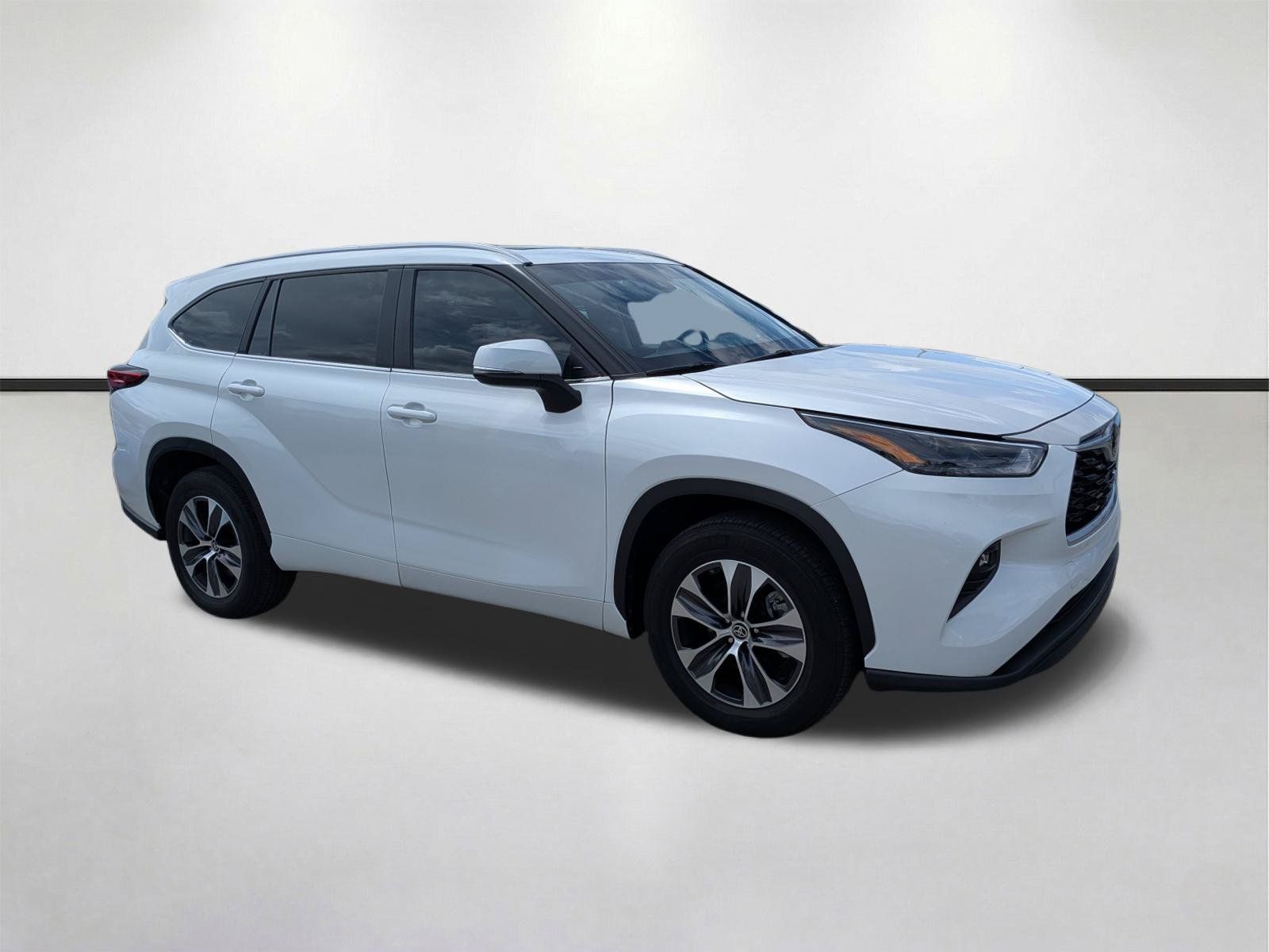 Used 2023 Toyota Highlander XLE FWD image 2