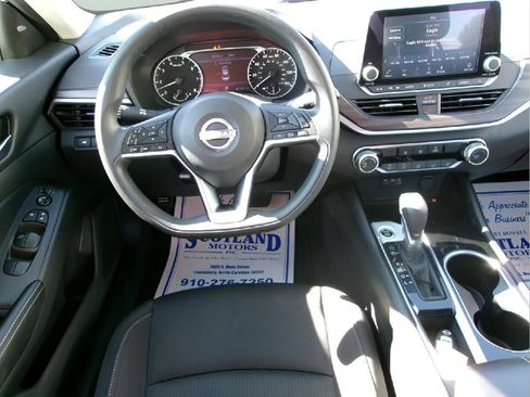 Used 2024 Nissan Altima 2.5 SV FWD image 11
