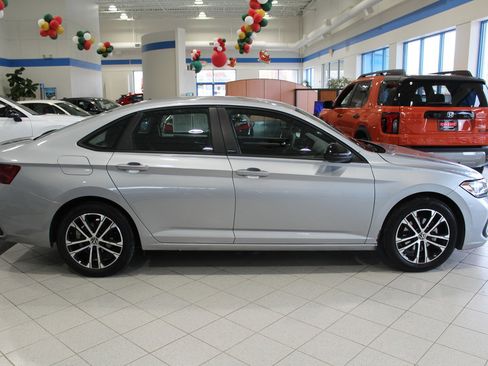Used 2023 Volkswagen Jetta Sport image 4
