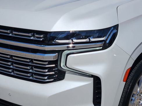 Used 2021 Chevrolet Suburban Premier w/ Premium Package RWD image 8