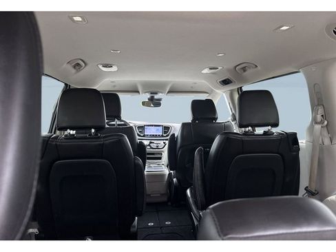 Used 2023 Chrysler Pacifica Touring-L FWD image 16