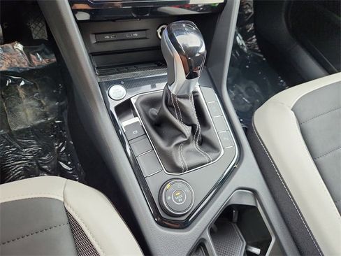 New 2025 Volkswagen Taos SE image 13