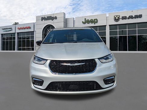 New 2026 Chrysler Pacifica Limited image 8