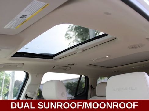 Used 2022 GMC Acadia Denali w/ Denali Technology Package FWD image 8