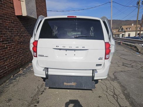 Used 2019 Dodge Grand Caravan SXT image 8