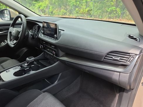 Certified 2025 Nissan Rogue SV FWD image 40