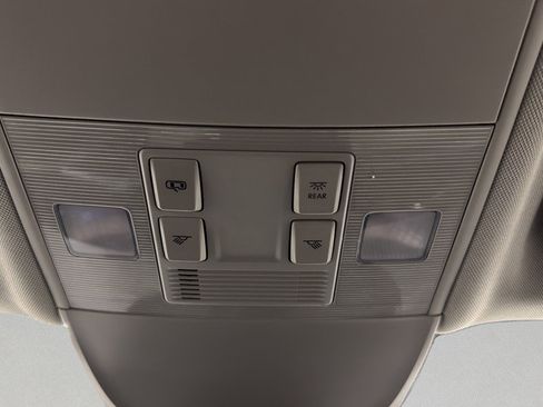 Certified 2025 Volkswagen Taos SE image 23