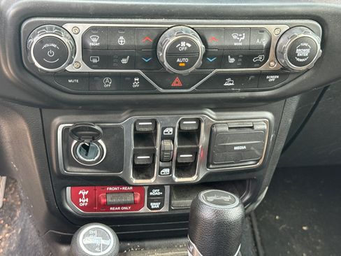 Used 2022 Jeep Wrangler Unlimited Rubicon AWD/4WD image 22