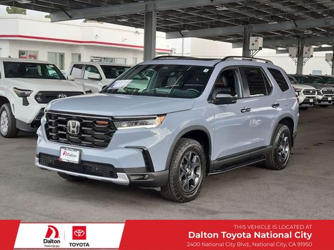 Used 2025 Honda Pilot TrailSport image 1
