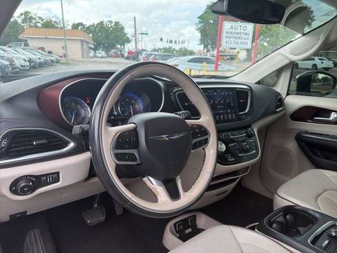Used 2020 Chrysler Pacifica Limited image 10