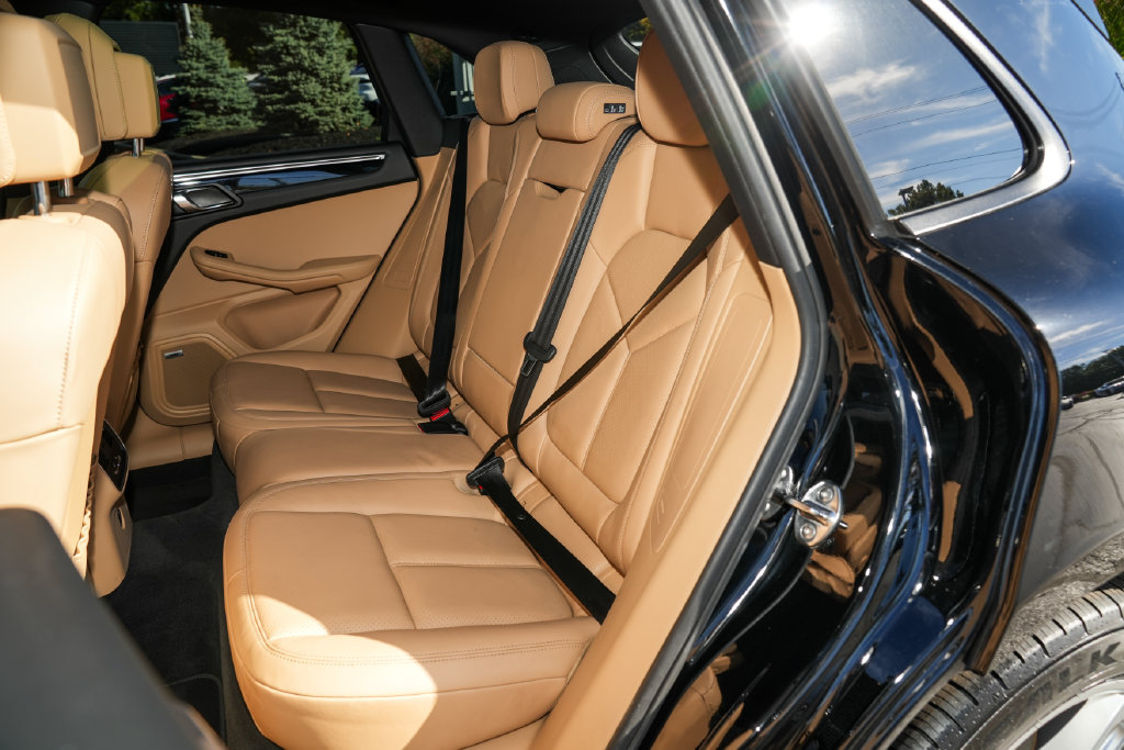 Certified 2018 Porsche Macan AWD/4WD image 34