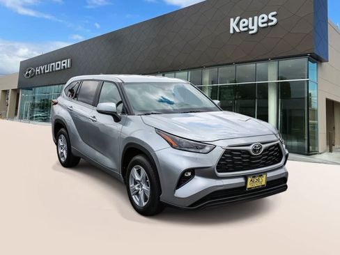 Used 2025 Toyota Highlander LE FWD image 3