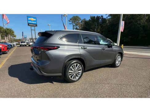 Used 2025 Toyota Highlander Platinum image 2