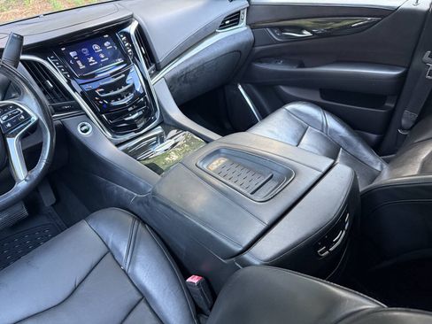 Used 2017 Cadillac Escalade ESV Platinum AWD/4WD image 22