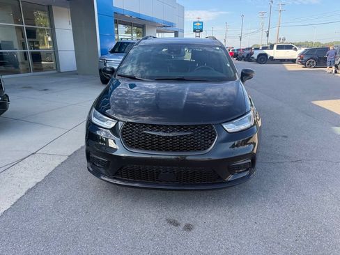 Used 2025 Chrysler Pacifica Limited FWD image 3