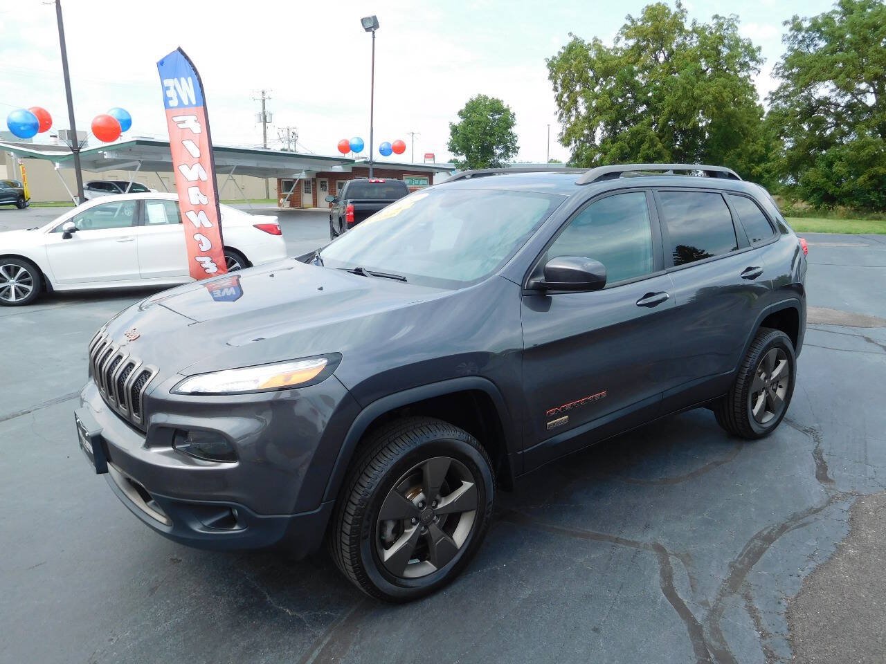 Used 2017 Jeep Cherokee Latitude w/ Cold Weather Group AWD/4WD image 6