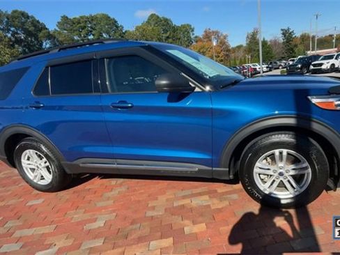 Used 2022 Ford Explorer XLT image 3
