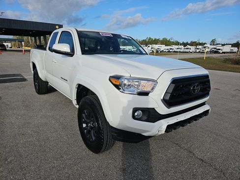 Used 2022 Toyota Tacoma SR5 w/ Technology Package image 4
