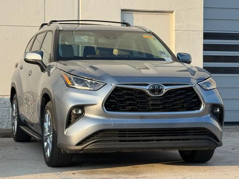 Used 2021 Toyota Highlander Limited FWD image 3