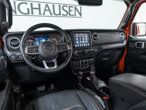 Used 2019 Jeep Wrangler Unlimited Sahara w/ Quick Order Package 24M Moab AWD/4WD image 16
