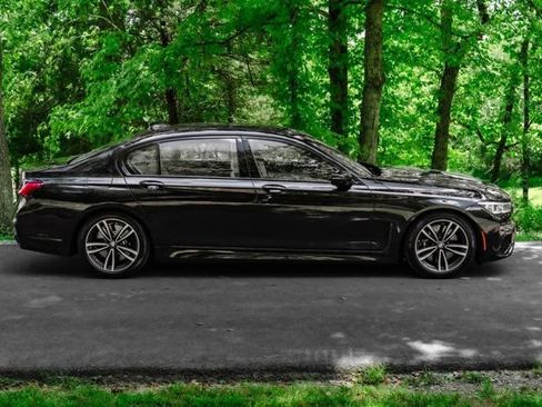 Used 2022 BMW 750i xDrive w/ Autobahn Package AWD/4WD image 10