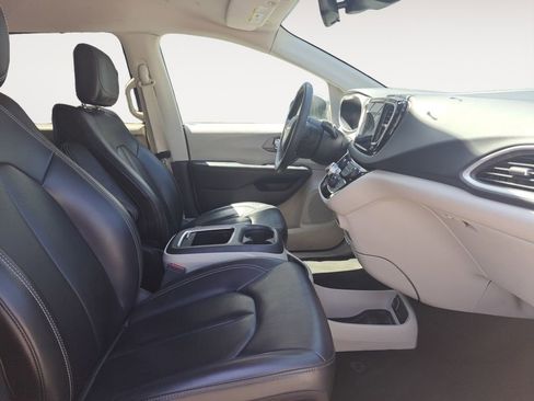 Used 2023 Chrysler Pacifica Touring-L FWD image 16