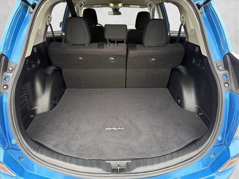 Used 2018 Toyota RAV4 LE image 7
