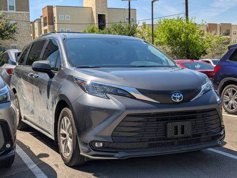Used 2025 Toyota Sienna XLE image 1
