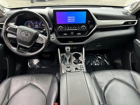 Certified 2025 Toyota Highlander Platinum AWD/4WD image 33